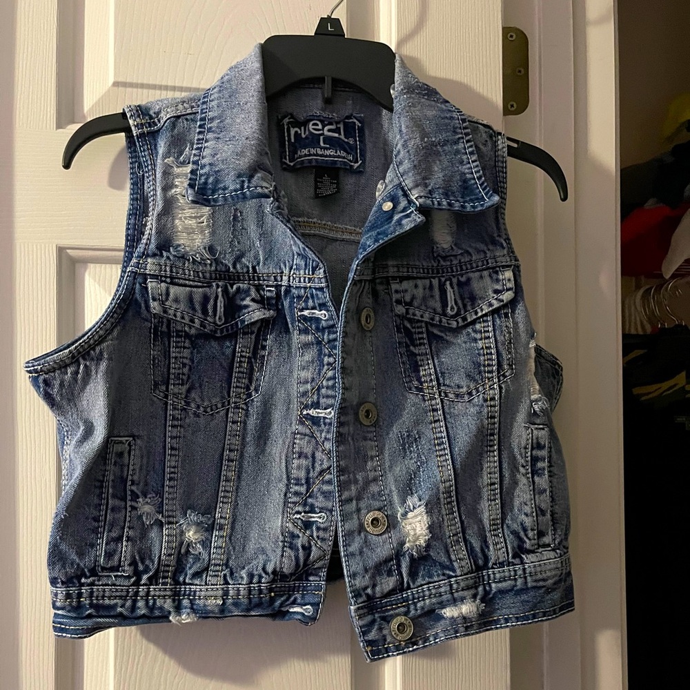 Sleeveless distressed Jean jacket